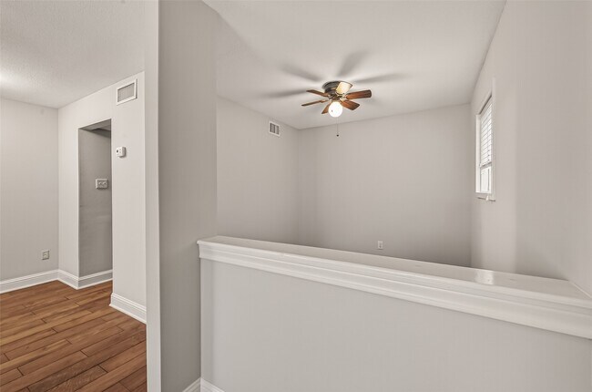 Building Photo - 754 Memorial Mews St