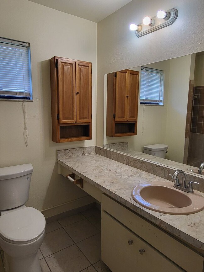 Building Photo - Spacious Rooms~Sunny~Large Yard~3Beds2Bath...