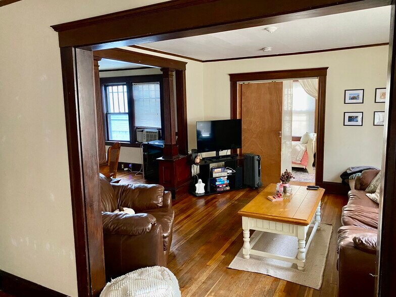 Building Photo - 171 Hillside St