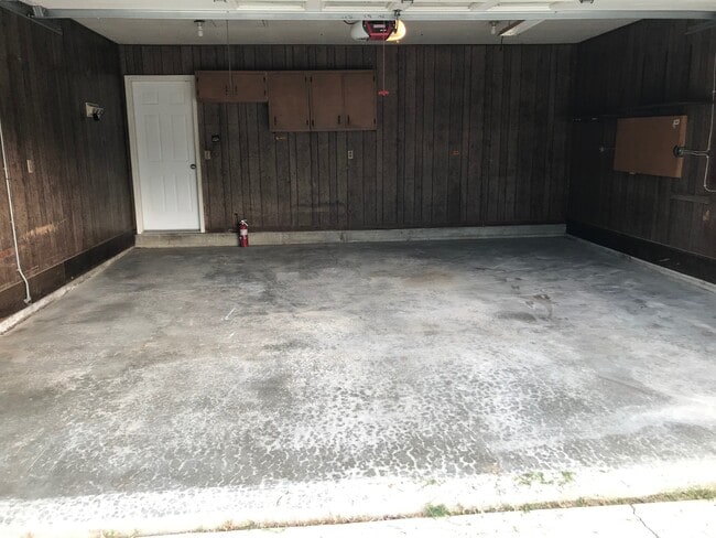 Building Photo - 302 Windsor Dr