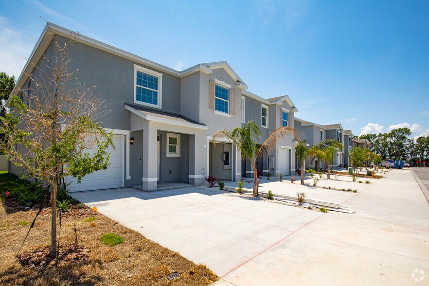 11890 Mountain Retreat Ln Riverview, FL 33569-5698 - Oak Haven