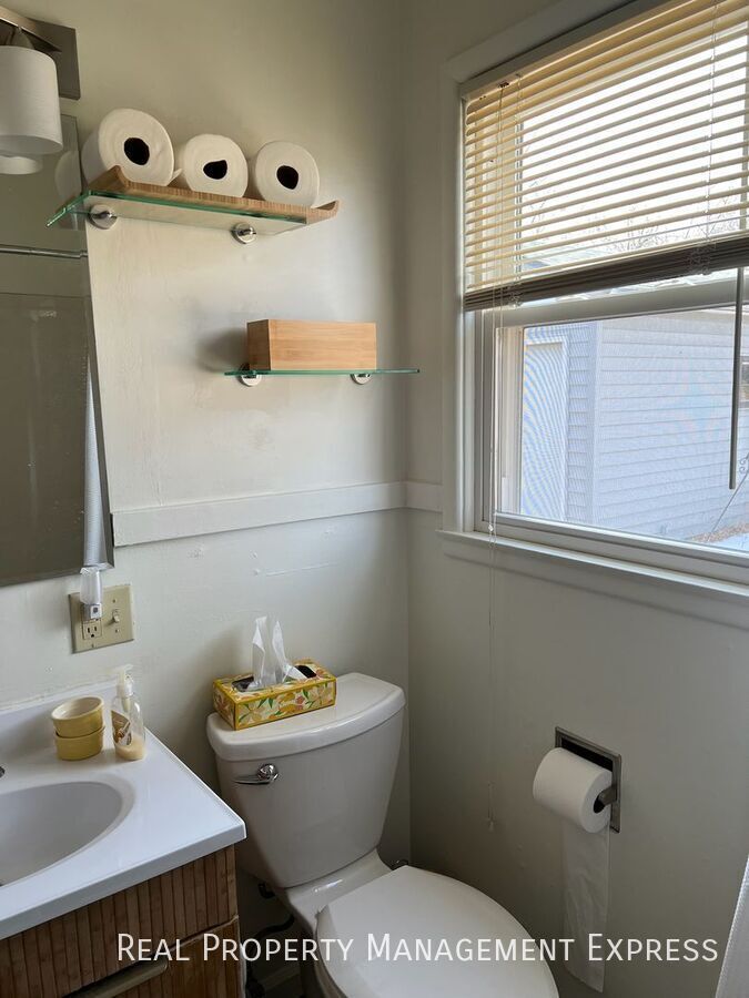 Building Photo - 3 Bedroom 2 Bathroom Home for Rent