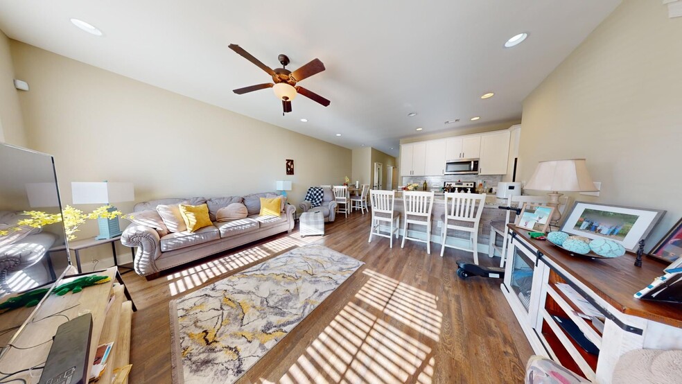Building Photo - 3855 Academy Dr