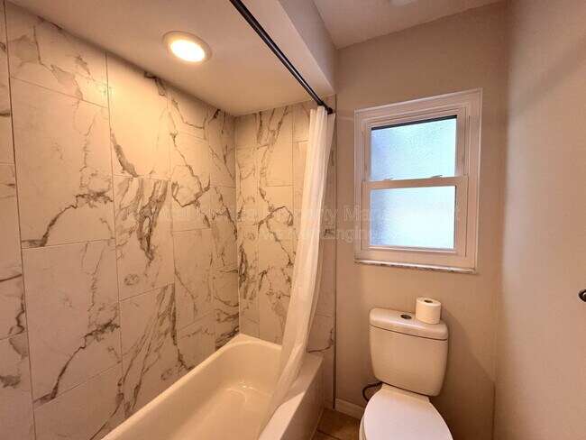 Building Photo - 721 Endeavour Dr S