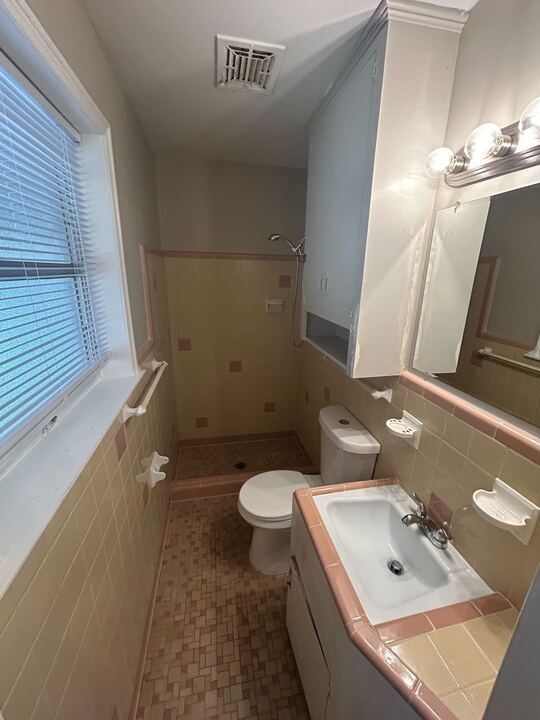 Building Photo - 1207 Devonshire Dr