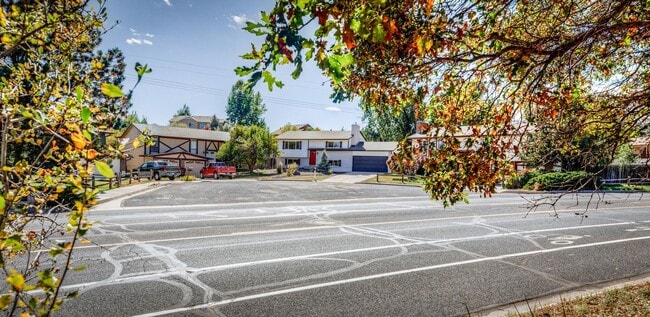 Building Photo - Charming 3 Bed Home Centrally located, Lar...