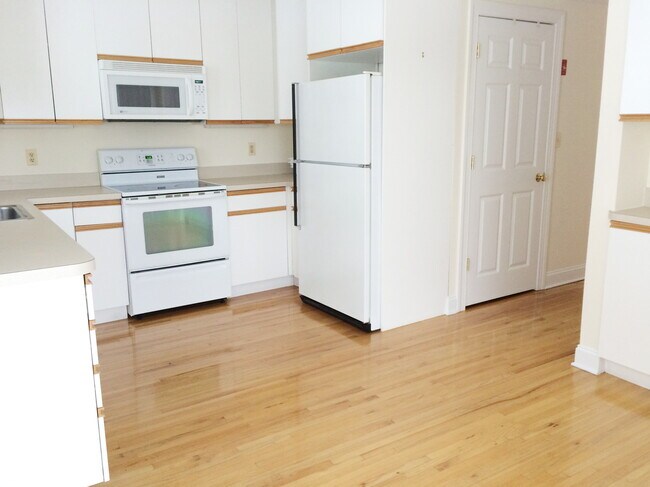 Kitchen - 54 Franklin Pl