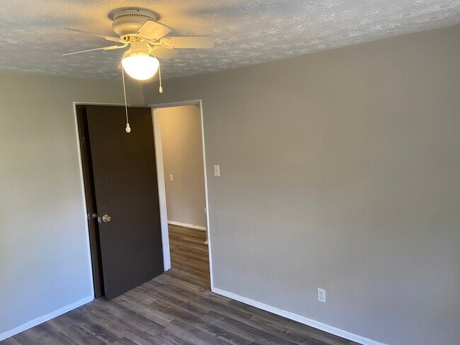 Building Photo - 551 Telford Ave