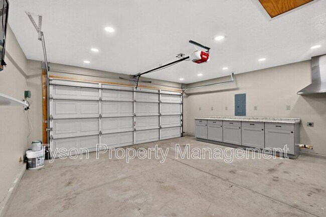 Building Photo - 1409 Stoneway Dr NW