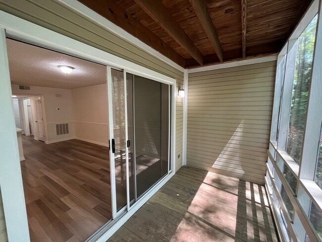 Building Photo - Renovated 1 bed 1 bath condo in gated comm...