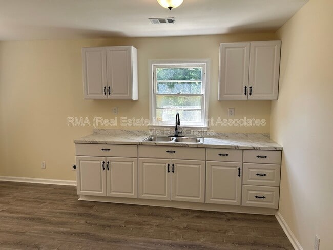 Building Photo - 716 Ray St