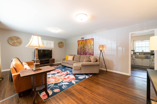 Building Photo - 6924 W Markham St