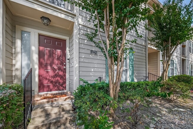 Building Photo - 1127 W 24th St