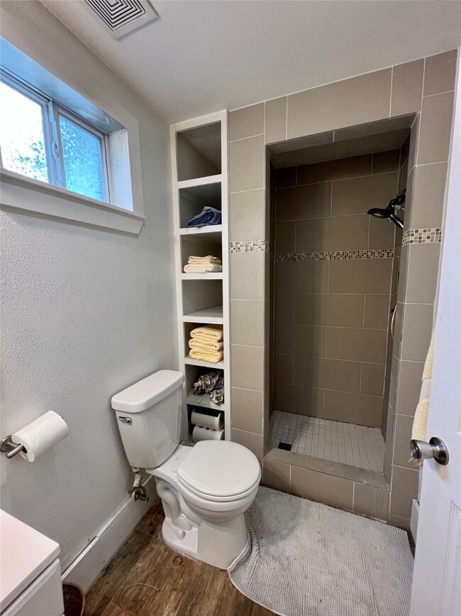 Building Photo - 814 1/2 W 21st St