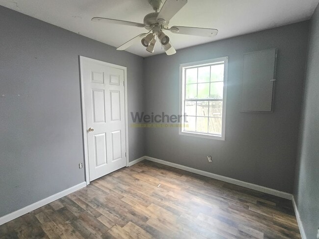 Building Photo - 3bed/2bath house with fenced backyard