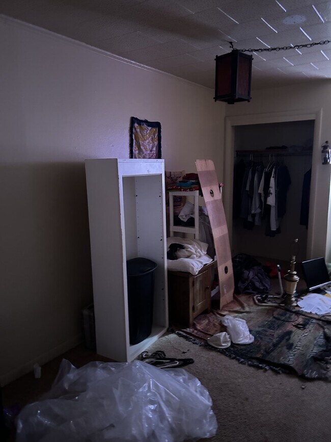 Building Photo - Welcome Home to Your Charming 2-Bedroom Ap...