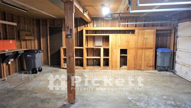 Building Photo - 2221 NE Lexington Dr