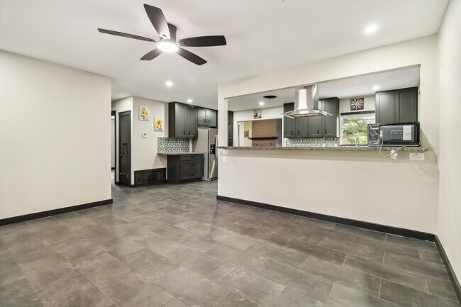 Building Photo - 634 Flatrock Dr