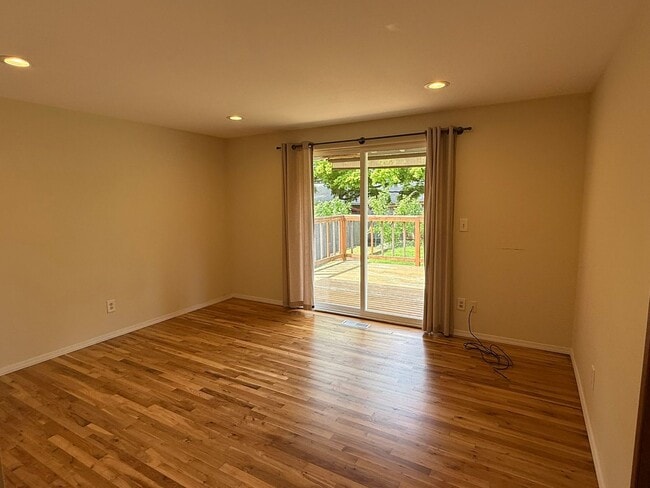 Building Photo - 3Bd/1.5Ba Kirkland House