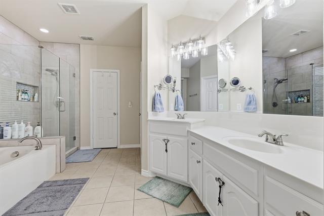 Building Photo - 2122 Trickling Creek Dr