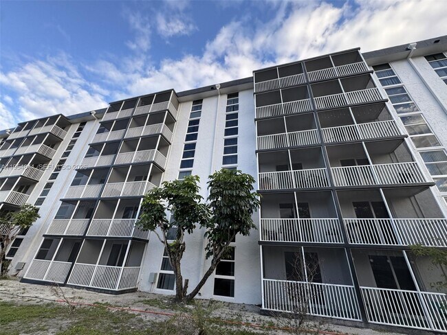 Building Photo - 16950 W Dixie Hwy