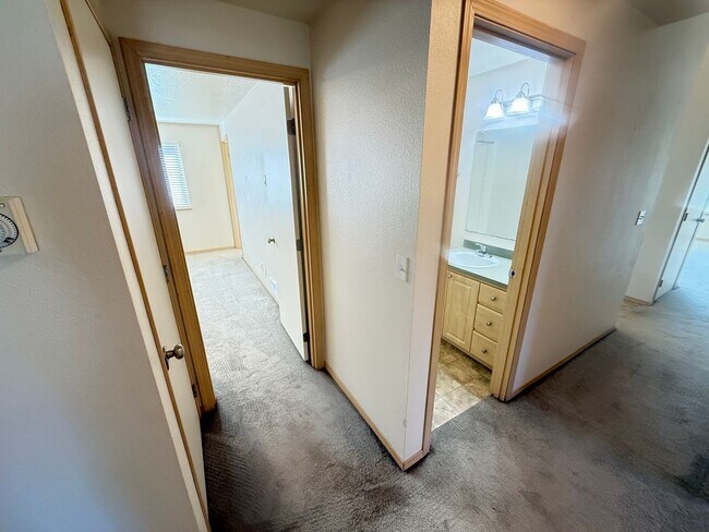 Building Photo - Updated 3 bedroom 2 bath house in Eugene!