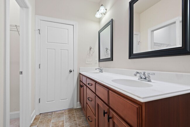 Building Photo - Beautiful 2-Bedroom Townhouse Near NCSU, Available June 15!