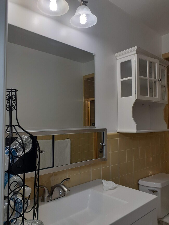 Building Photo - 20 Elizabeth Way