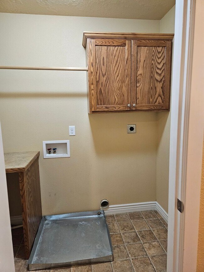 Building Photo - 3/2.5 in Boise-2 Car Garage, Fireplace, Vaulted Ceilings, Landscaping Included.