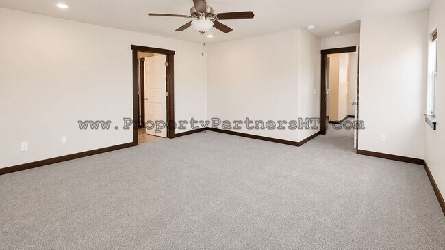 Building Photo - *** Modern *** 3 Bed 2.5 Bath Townhouse