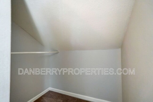 Building Photo - 347 Darrow Ave