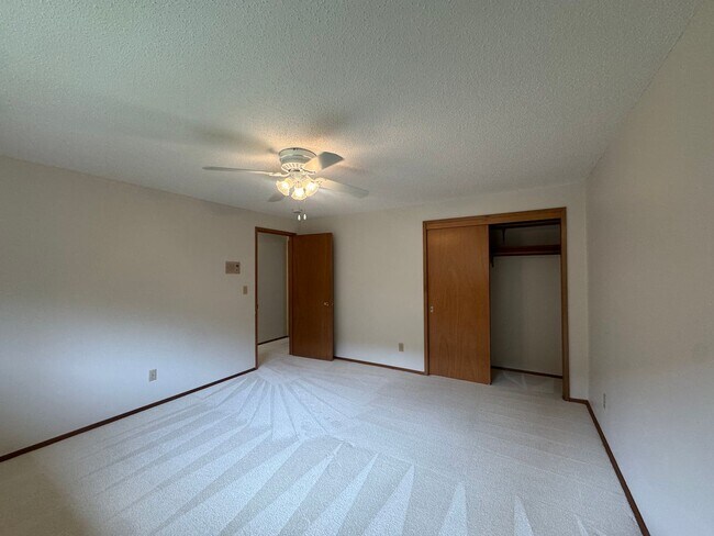 Building Photo - Stunning Three Bedroom With Amazing Views!