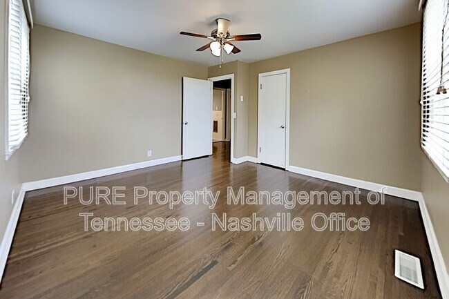 Building Photo - 537 Whispering Hills Dr