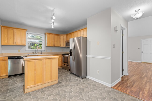 Building Photo - 4505 Aviemore Crescent
