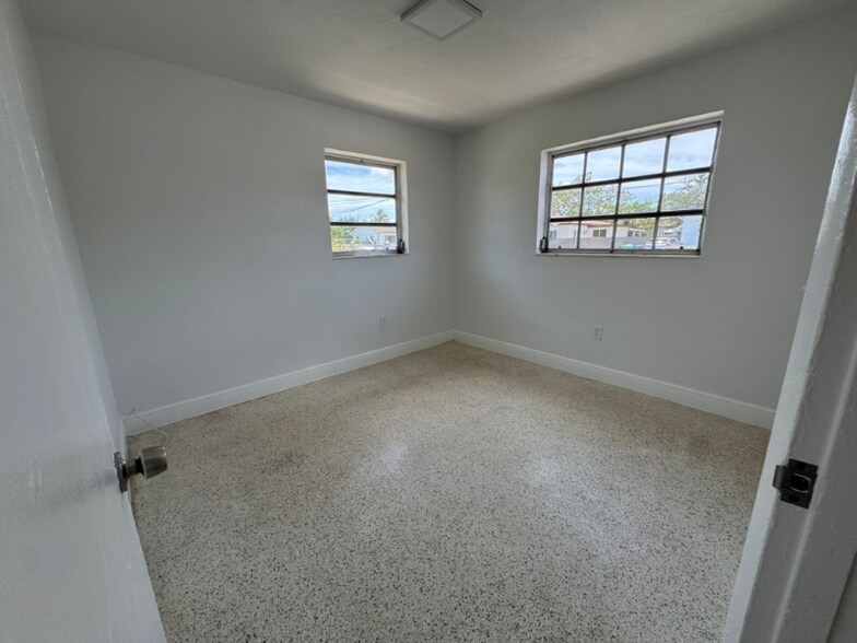 Building Photo - 935 SW 71st Ave