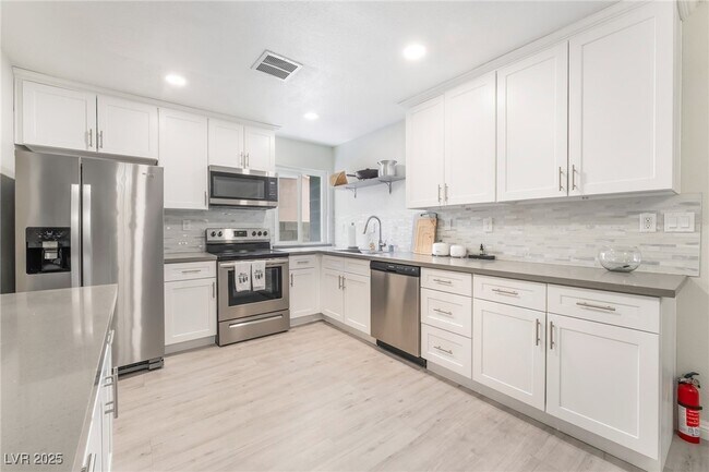 Building Photo - 3209 Kings Way