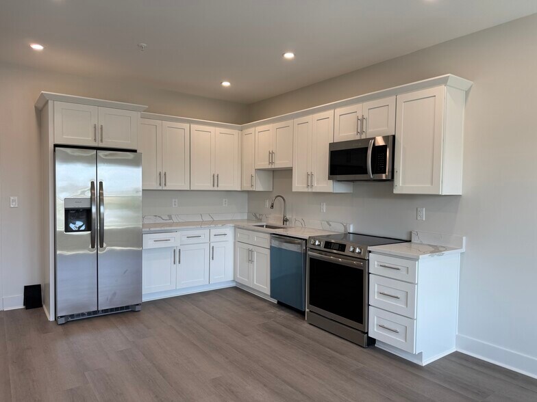 Building Photo - 386 Atwells Ave