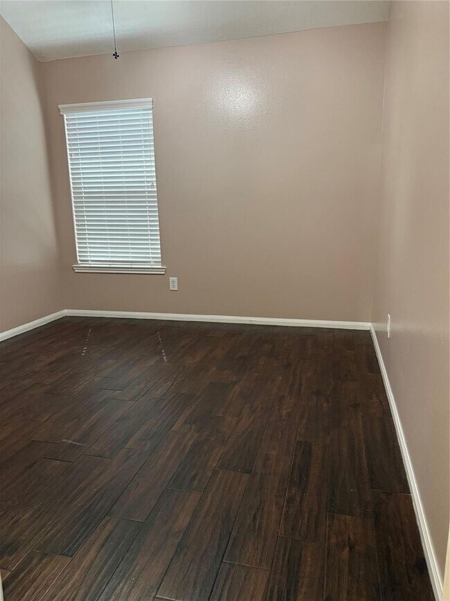 Building Photo - 15930 Hidden Crest Dr