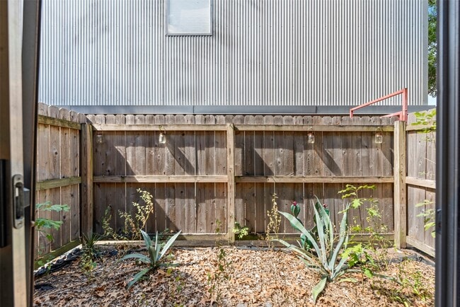 Building Photo - 5221 Blossom St