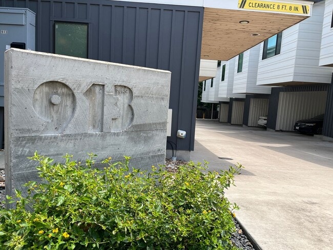 Building Photo - Great Studio Close to Downtown