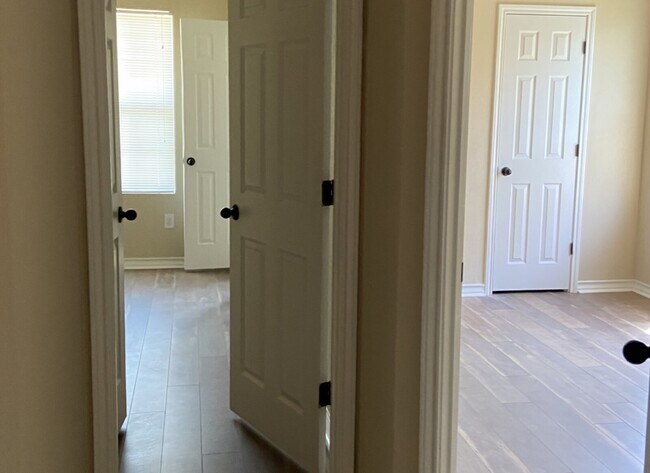 Building Photo - "Spacious 3-Bed Condo with Granite Countertops & 2.5 Baths in Prime San Antonio Location!"