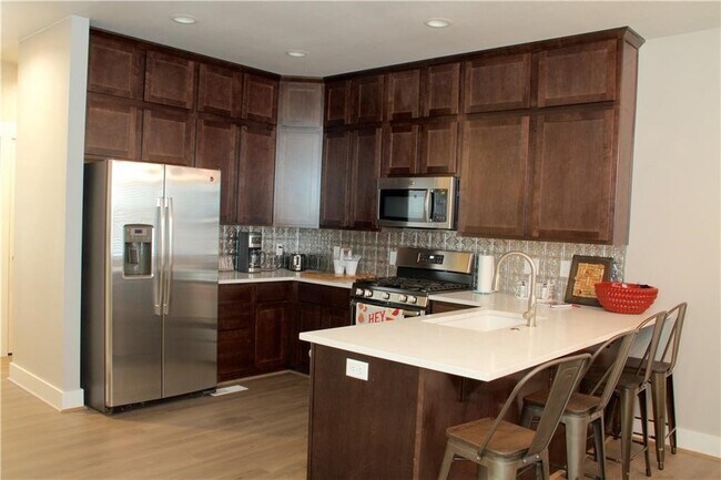 Building Photo - 1575 Brooks Ave