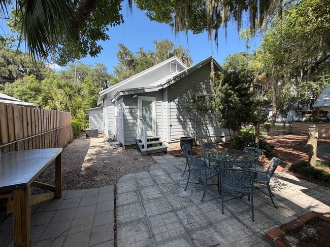 Building Photo - 107 Screven St