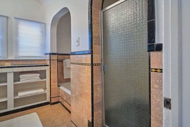 Building Photo - 1237 Hi Point St