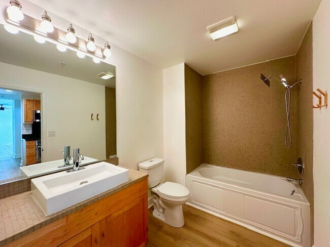 Building Photo - Welcome to this spacious studio in the hea...