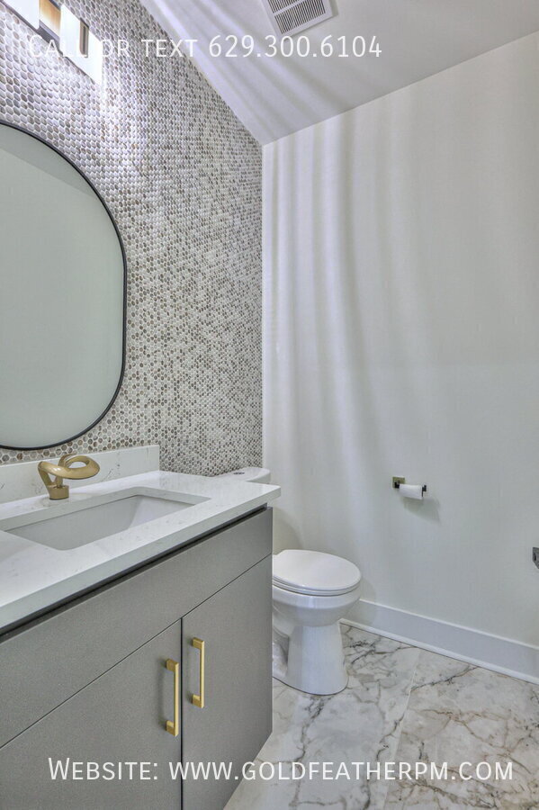 Building Photo - 402 E Trinity Ln