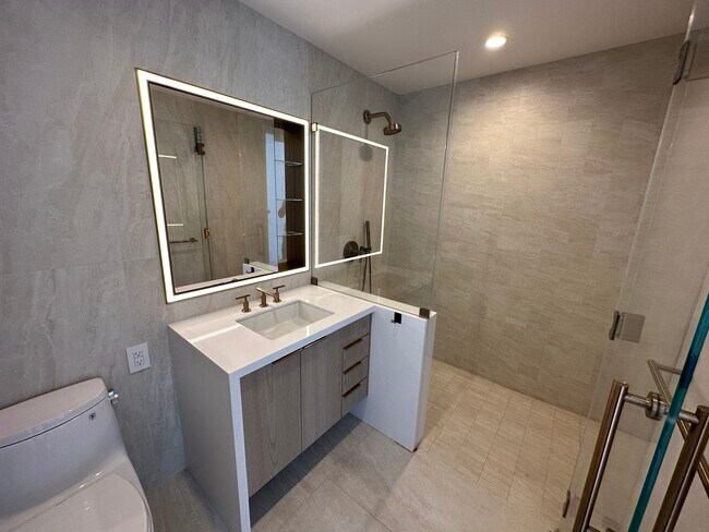 Building Photo - 3 Ct Square W