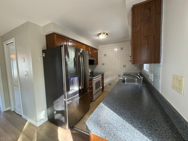 Building Photo - 20 Northwoods Cir