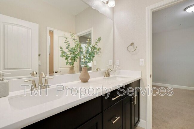 Building Photo - 1141 Vista Verde Dr