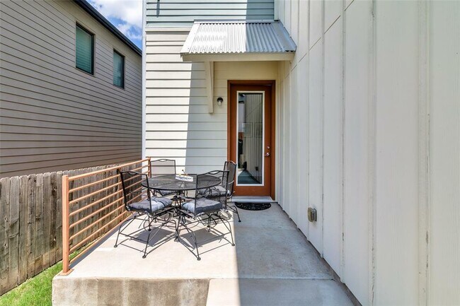 Building Photo - 6025 Seville Dr